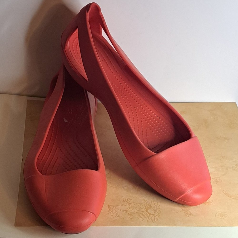 CROCS ICONIC COMFORT Size 10 RED FLATS SLIP ON SHOES